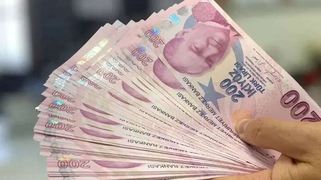 200 TL'lik paraları tutan bir kişinin eli