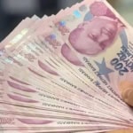 200 TL'lik paraları tutan bir kişinin eli