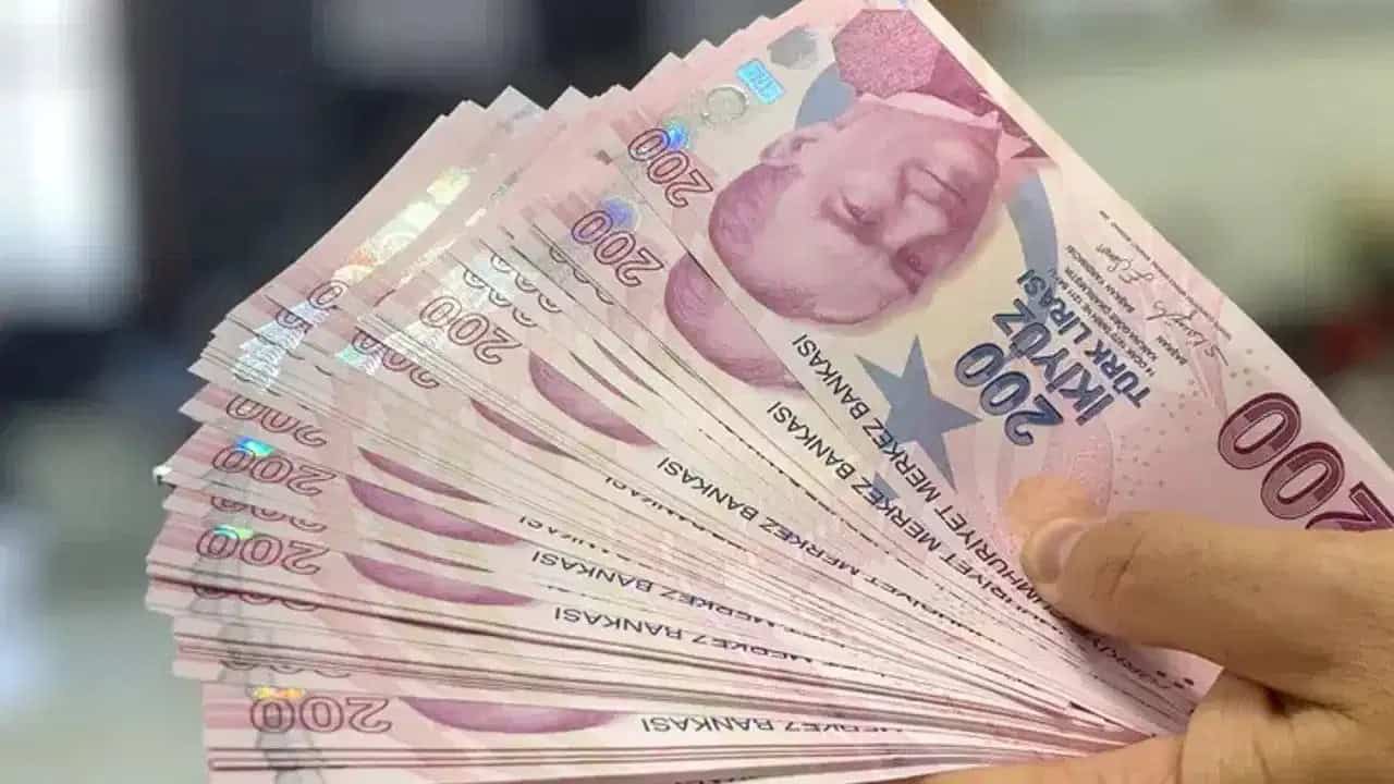 200 TL'lik paraları tutan bir kişinin eli
