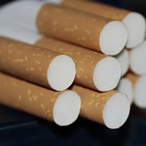 Sigara kutusu içerisinde sigaralar